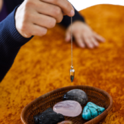 Praktijk Fetje Quantum-Touch sensi-therapie Quantum-allergy edelstenen healing Pendel workshop training cursus basis