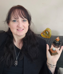Midsimmerdei fair Scharsterbrug PraktijkFetje KruidenMaRein-zonnewende-midzomer-edelstenen-etherisch-olie-yin-yoga-meditatie-stoelshiatsu-handpan-orgonites-stemvork-klankschaal-voetreflex-tarot-geboorte-spagyriek-quantum-allergy-auraspray-kruiden-thee